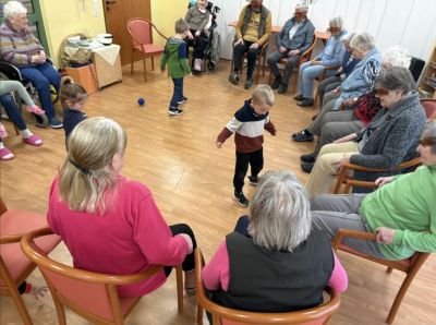 Bewegung hält uns fit und macht besonders viel Freude mit den Kindern vom Naturkindergarten – Bild 2